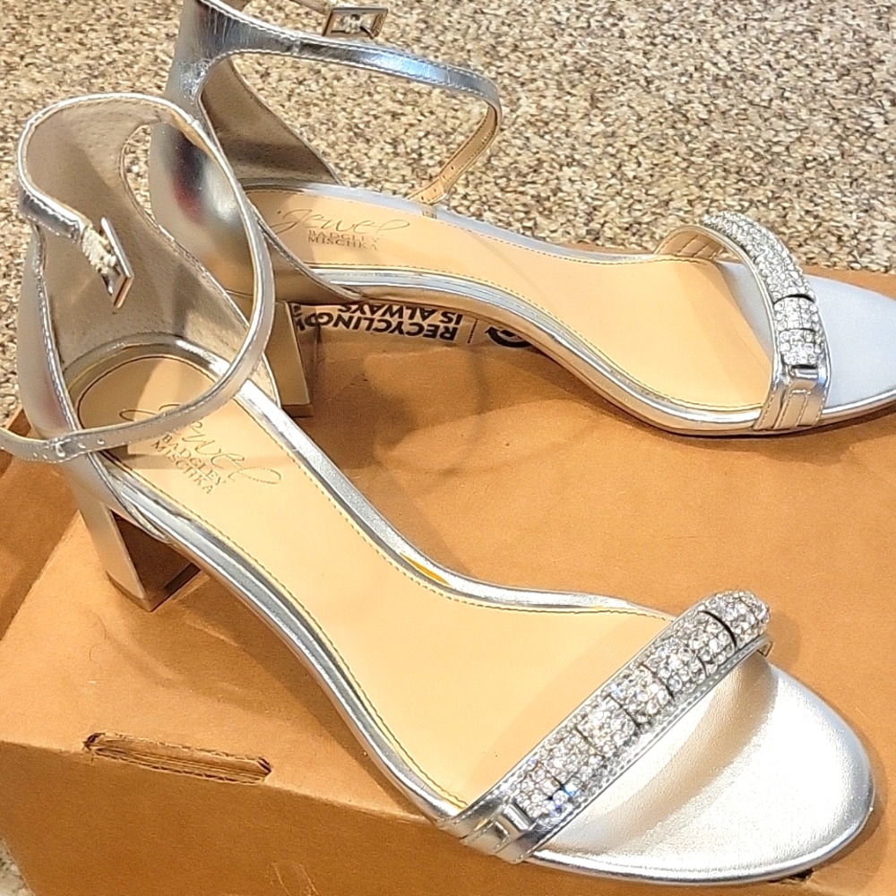 Beautiful!!!!  NEW sandal	

.... see all photos